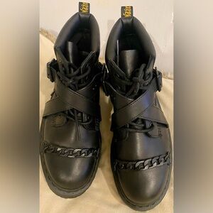 DR. MARTEN’S Beaumann Platform Cross-Chain Lace-Up  Black Chunky Sole Boots